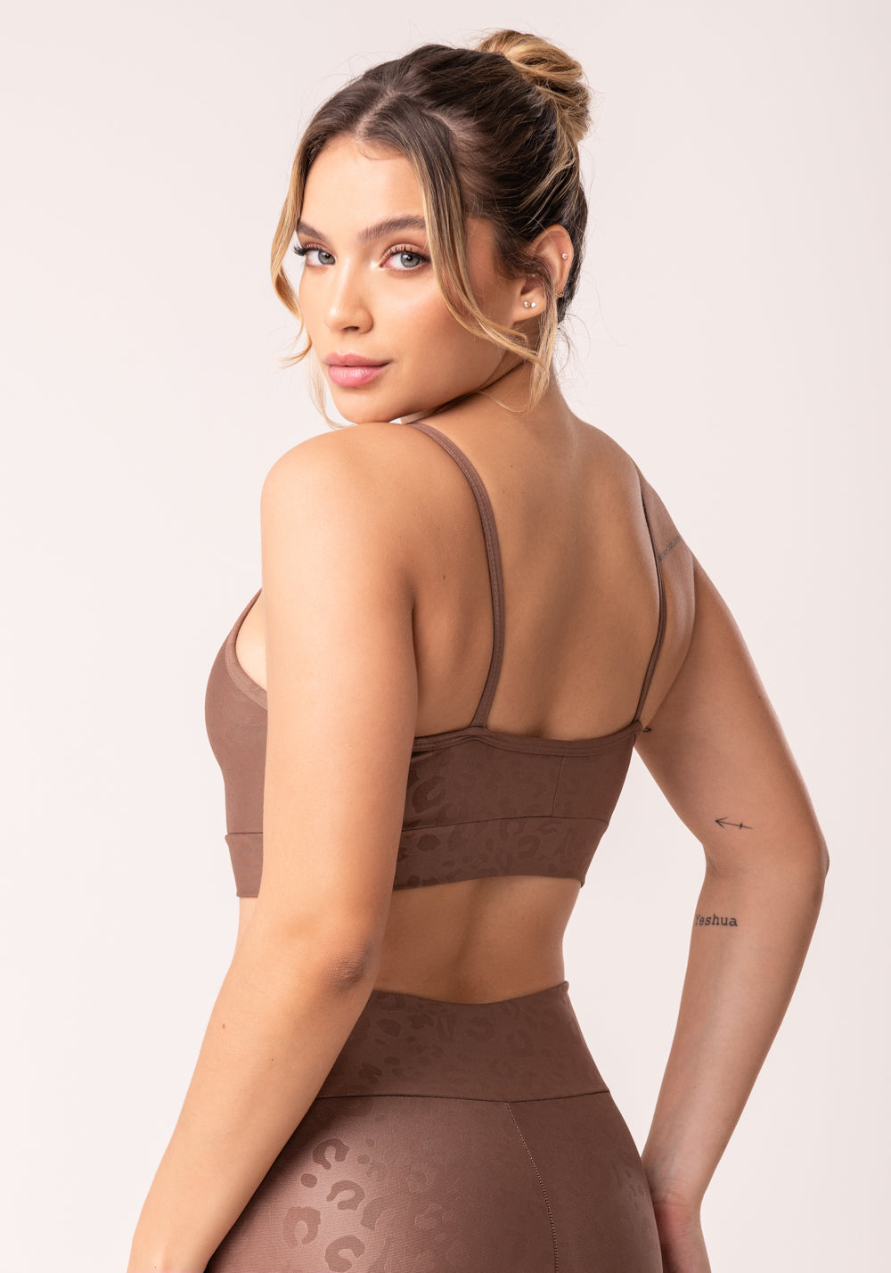 Top Shine Marrom Texturizado Onça Decote Gota Dlk