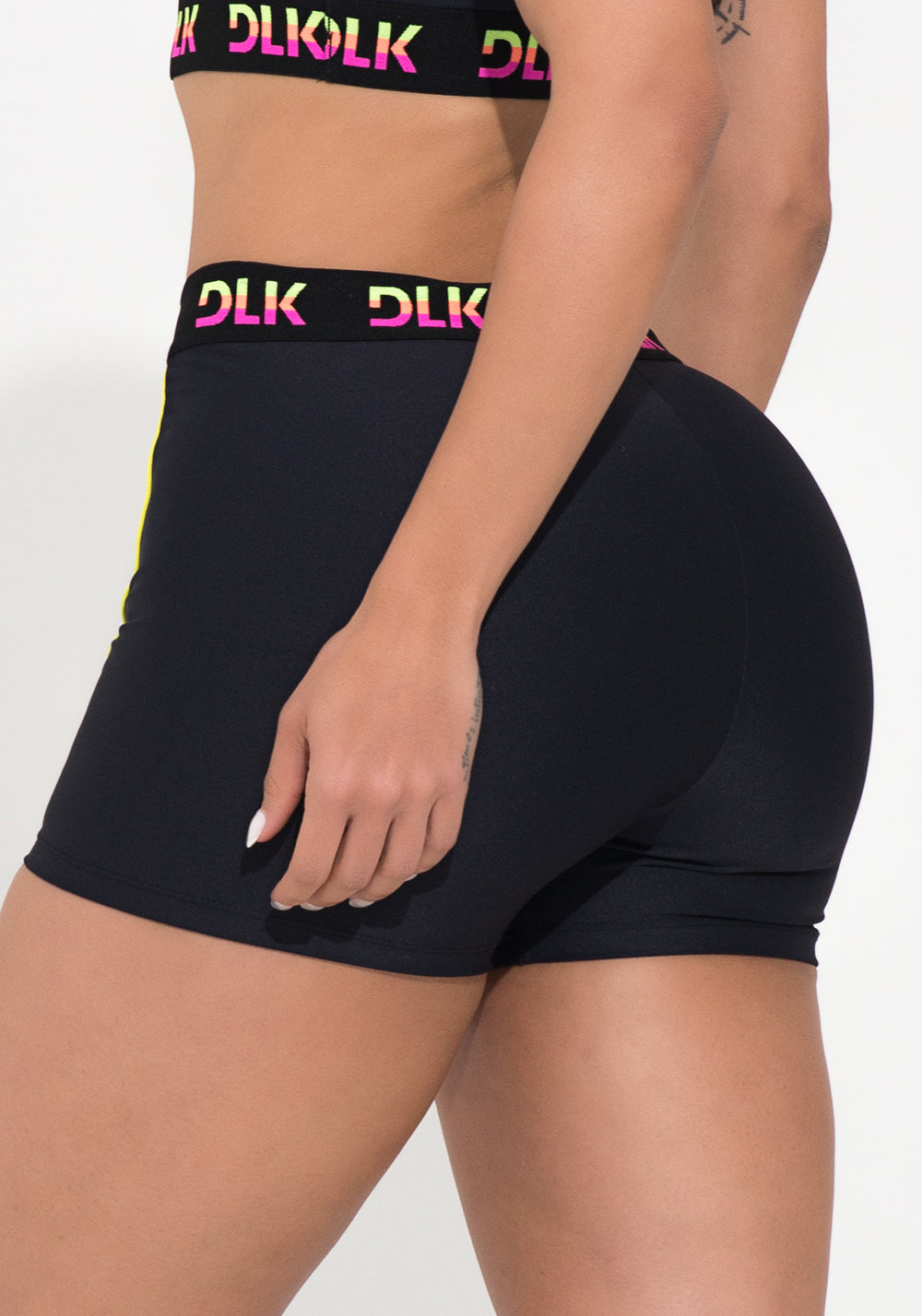 Short Fitness Feminino Preto Elástico Colorido Na Cintura Action Dlk
