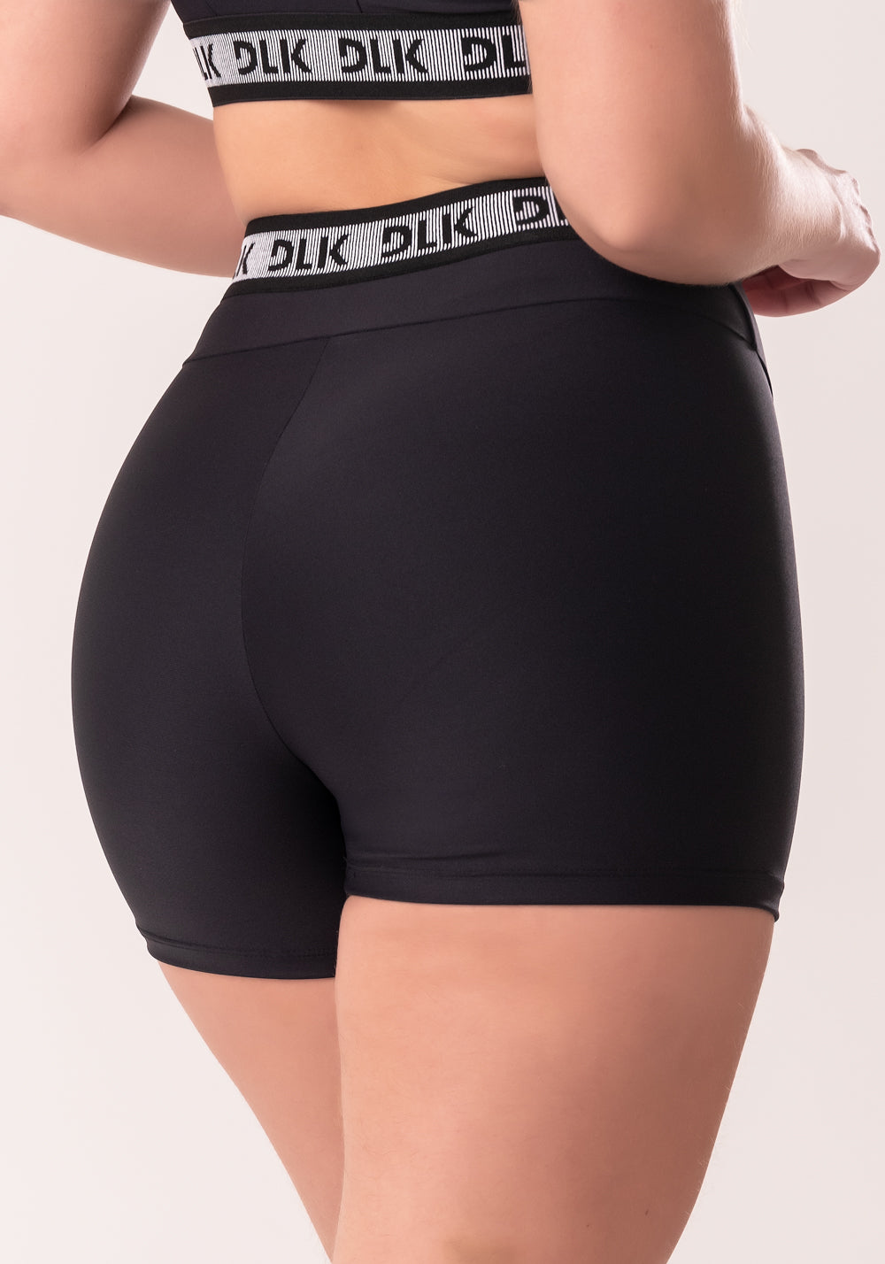 Short Fitness Feminino Preto Com Elástico Canelado Nas Costas Intense Dlk