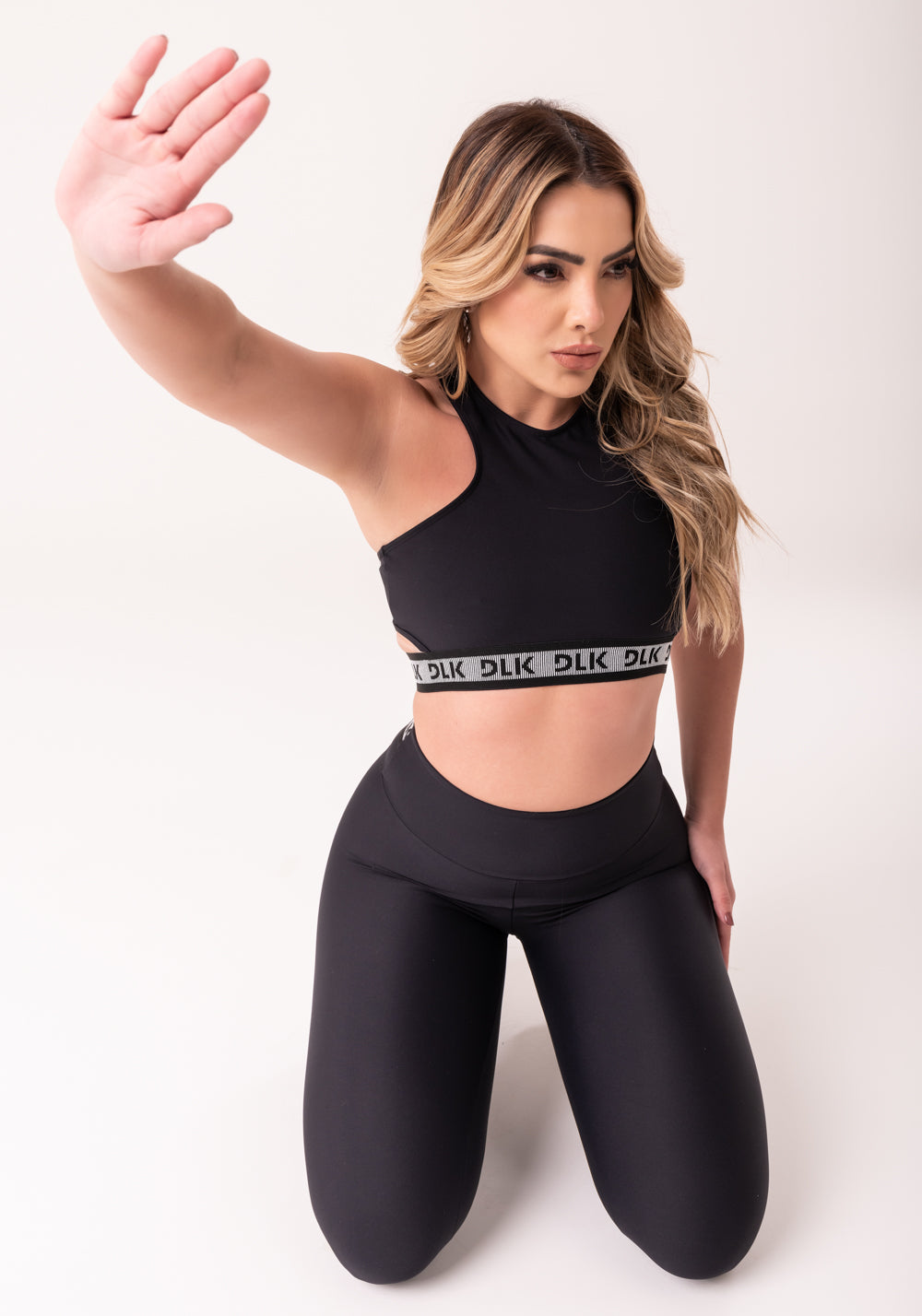 Top Fitness Feminino Cut Out Preto Com Elástico Canelado Intense Dlk