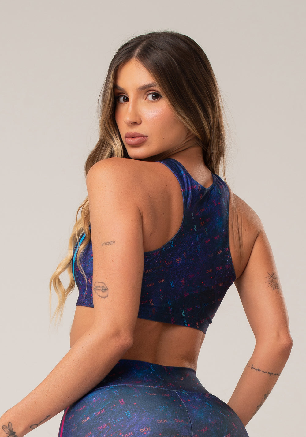 Top Fitness Feminino Nadador New Printed Estampado Logomania Multicolorido Dlk