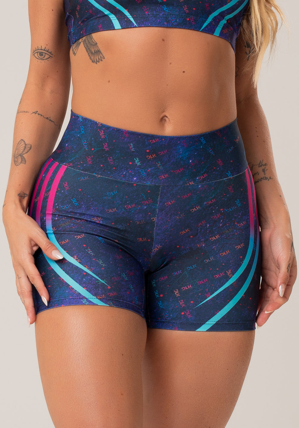 Short Fitness Feminino New Printed Estampado Logomania Multicolorido Dlk