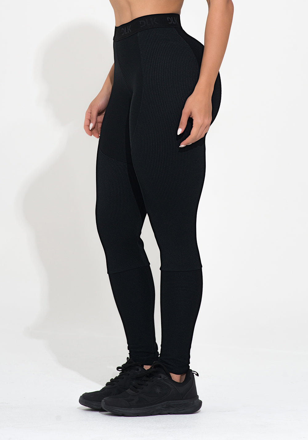 Legging Fitness Feminina Preta Canelada Com Recorte E Elástico Action Dlk