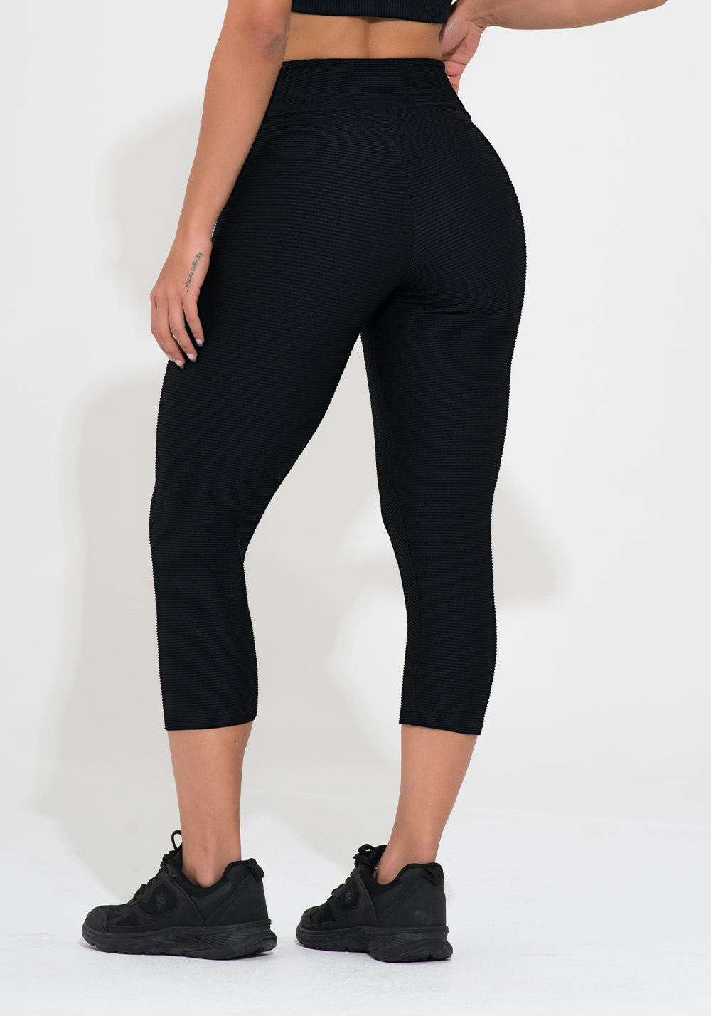 Calça Corsário Fitness Feminina Preta Canelada Action Dlk