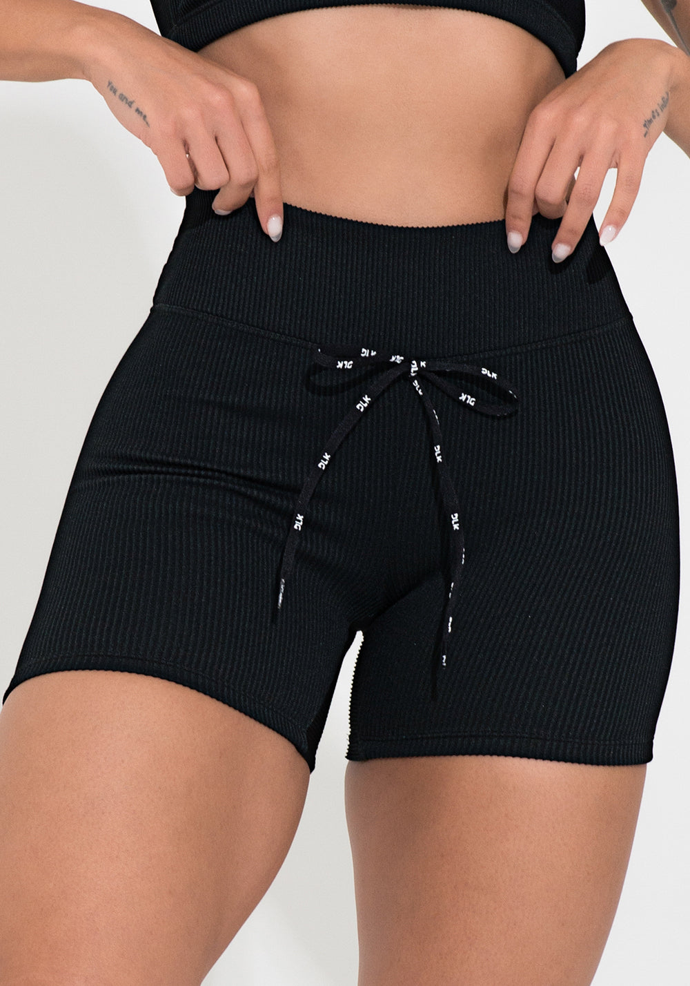 Short Fitness Feminino Preto Canelado Com Cadarço Action Dlk