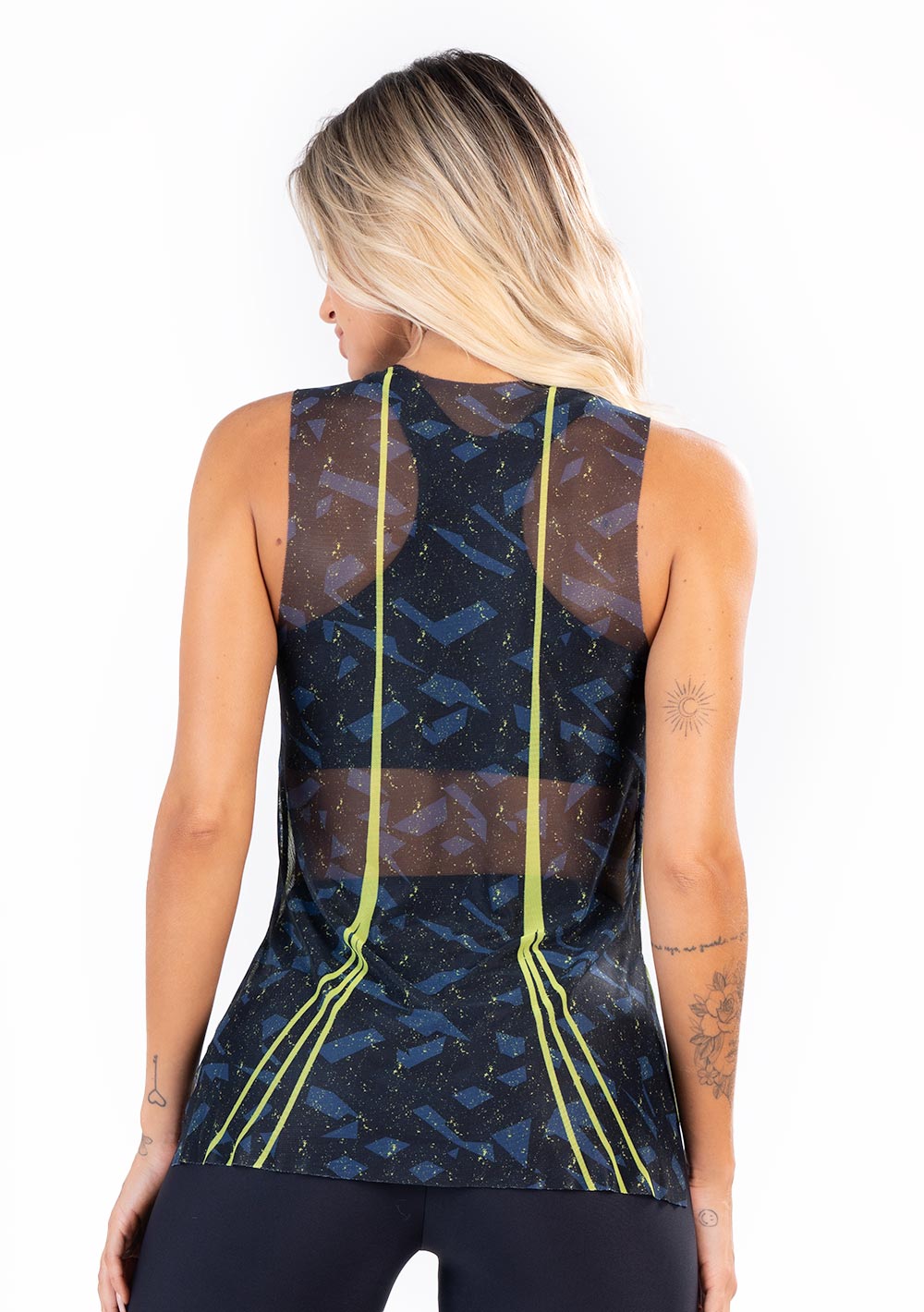Camiseta Feminina Em Tule New Printed Estampada Com Abertura Lateral Abstrato Azul Dlk