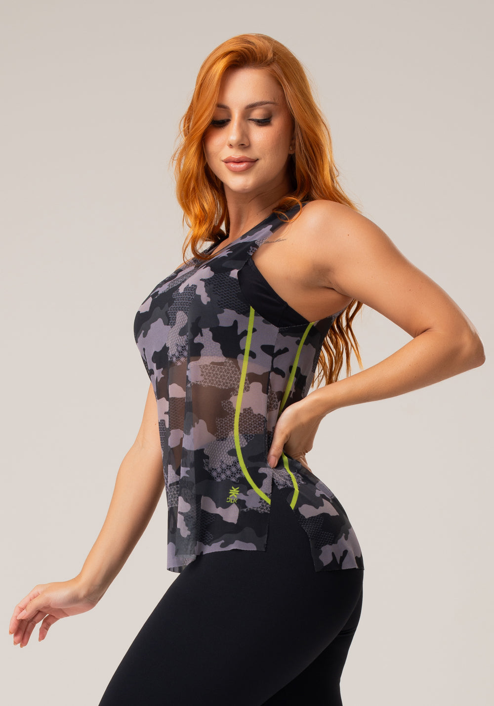 Camiseta Feminina Em Tule New Printed Estampada Com Abertura Lateral Camuflado Cinza Dlk