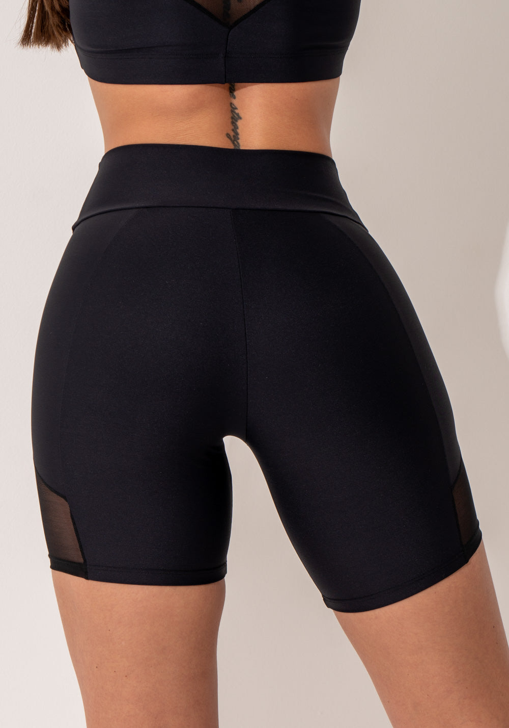 Bermuda Fitness Feminina Preto Com Recorte Em Tule Intense Dlk