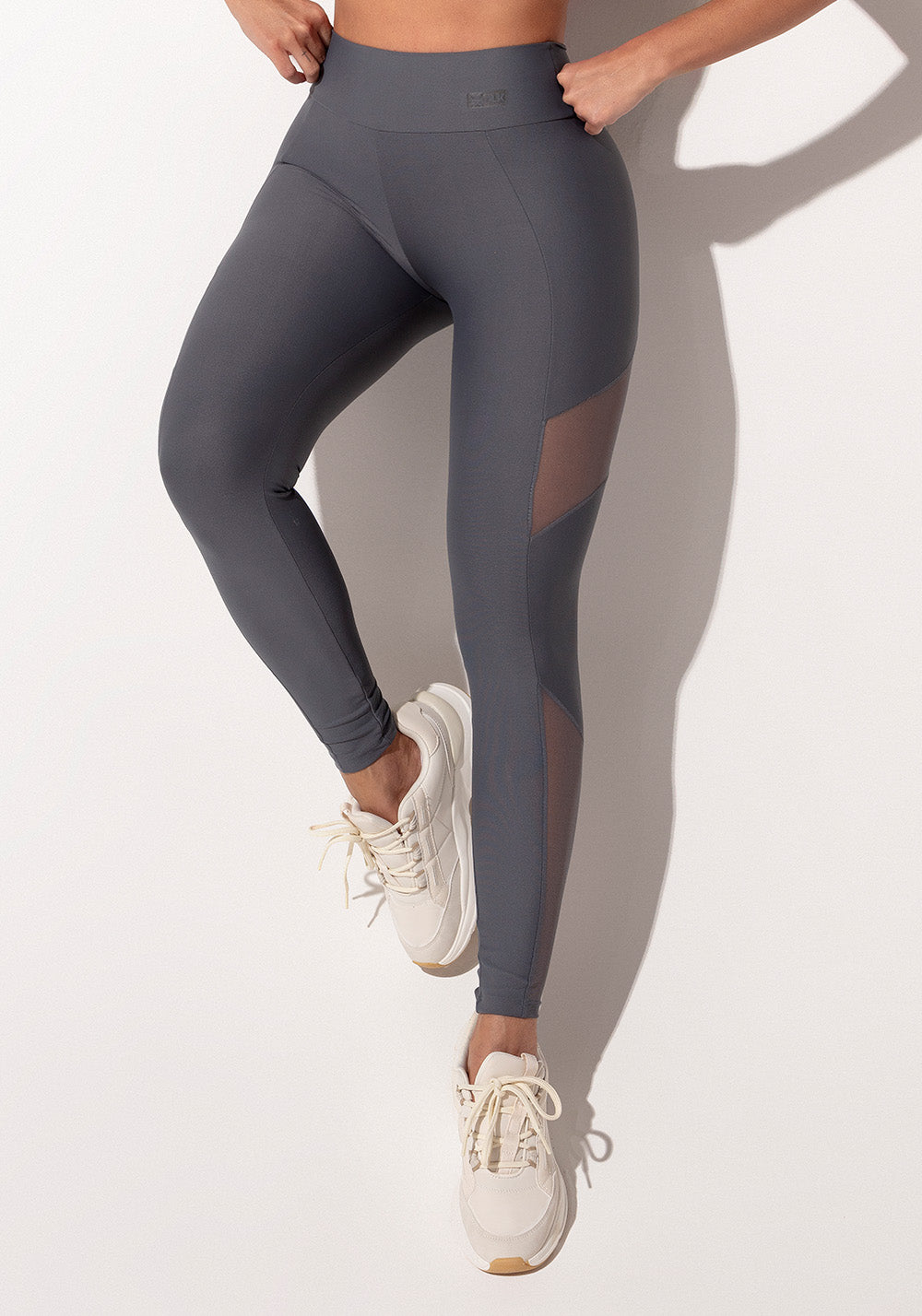 Legging Fitness Feminina Grafite Com Recortes Em Tule Intense Dlk