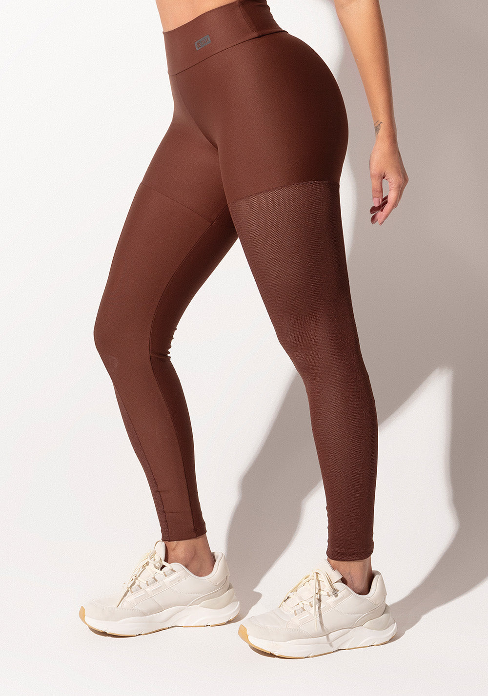 Legging Fitness Feminina Marrom Com Recorte Lateral Em Tela Intense Dlk