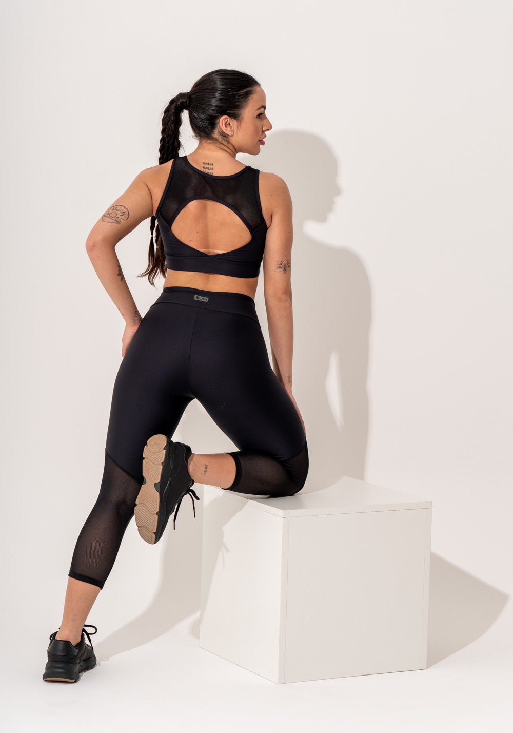 Top Fitness Feminino Preto Com Recortes Em Tela E Detalhe Vazado Intense Dlk