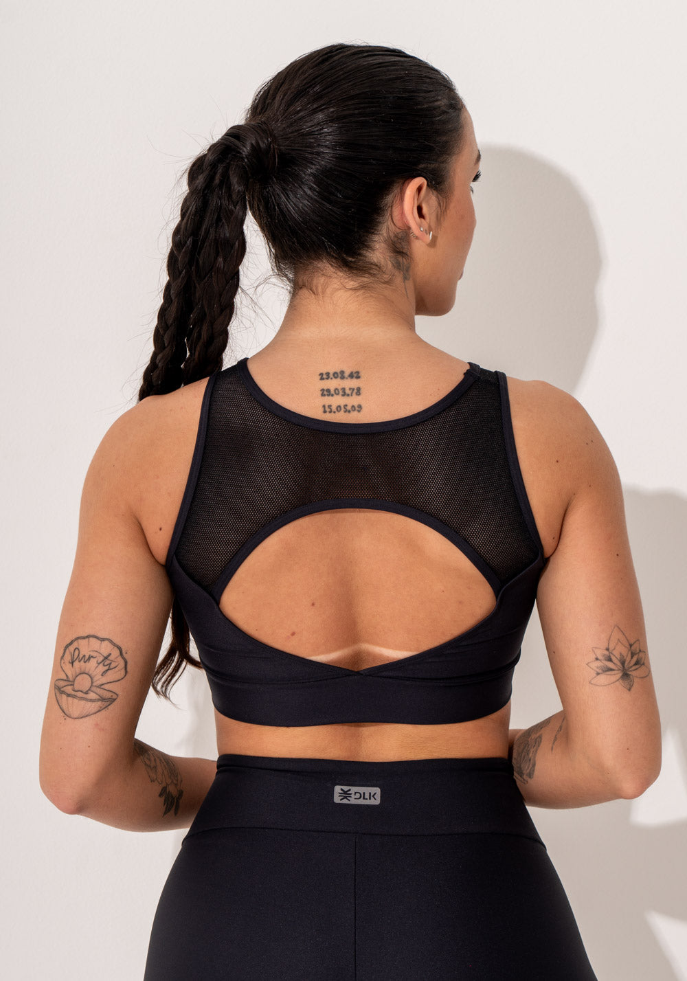 Top Fitness Feminino Preto Com Recortes Em Tela E Detalhe Vazado Intense Dlk
