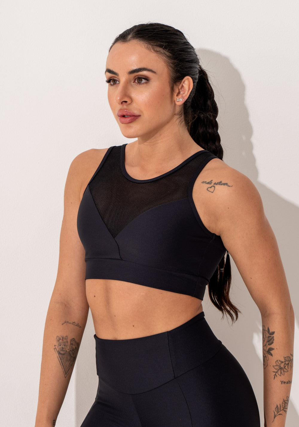 Top Fitness Feminino Preto Com Recortes Em Tela E Detalhe Vazado Intense Dlk