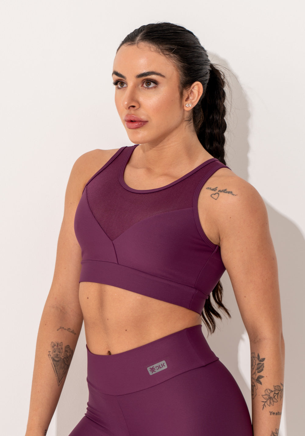 Top Fitness Feminino Malbec Com Recortes Em Tela E Detalhe Vazado Intense Dlk