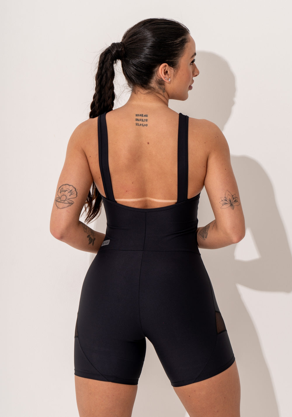 Macacão Curto Fitness Preto Com Bojo E Recortes Em Tule Intense Dlk