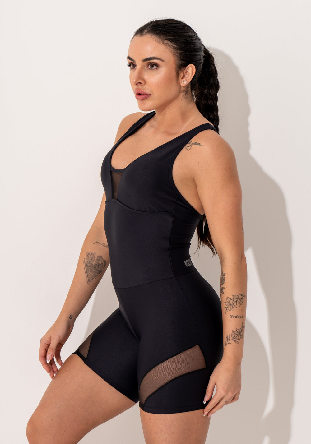 Macacão Curto Fitness Preto Com Bojo E Recortes Em Tule Intense Dlk