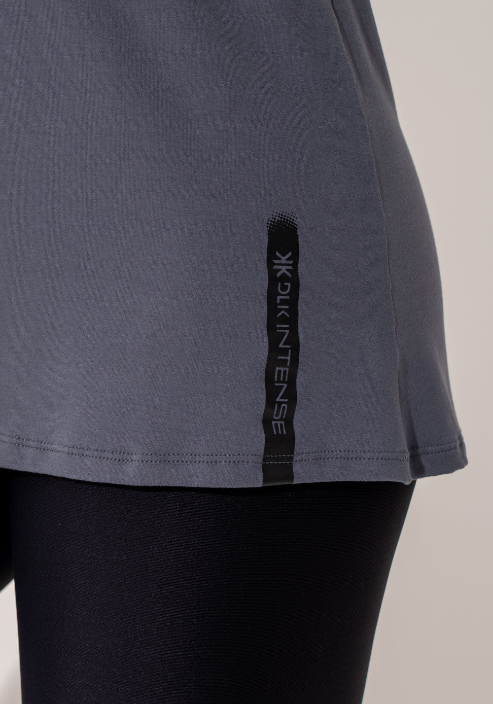 Blusa Fitness Feminina Cinza Chumbo Viscolycra Com Silk Intense Dlk