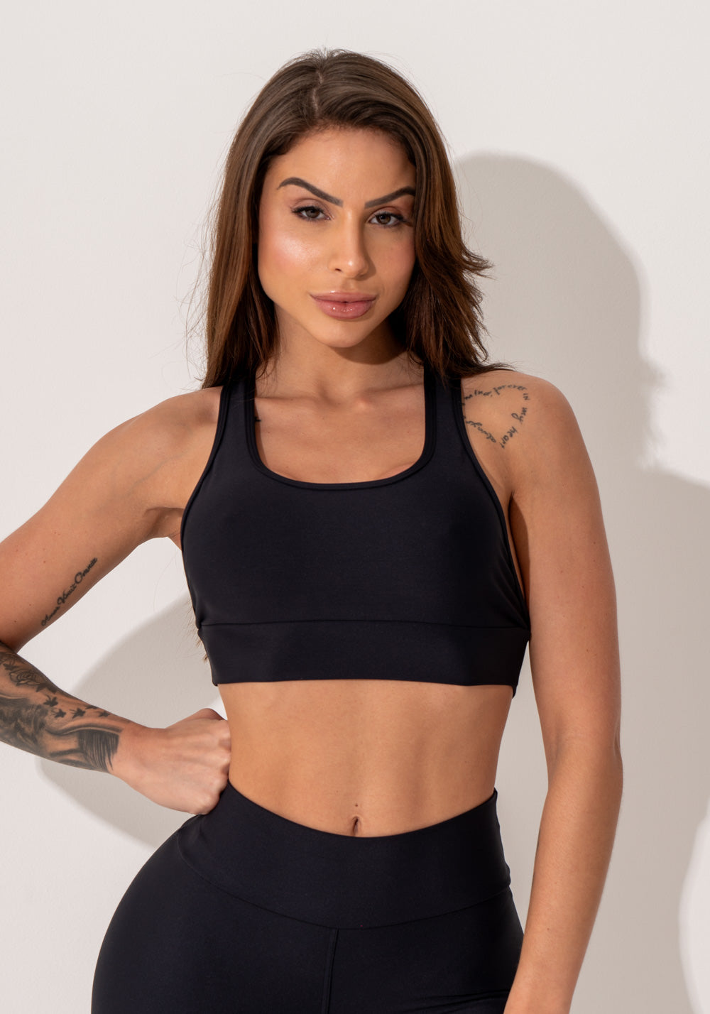 Top Fitness Feminino Preto Com Alças Cruzadas Nas Costas Intense Dlk