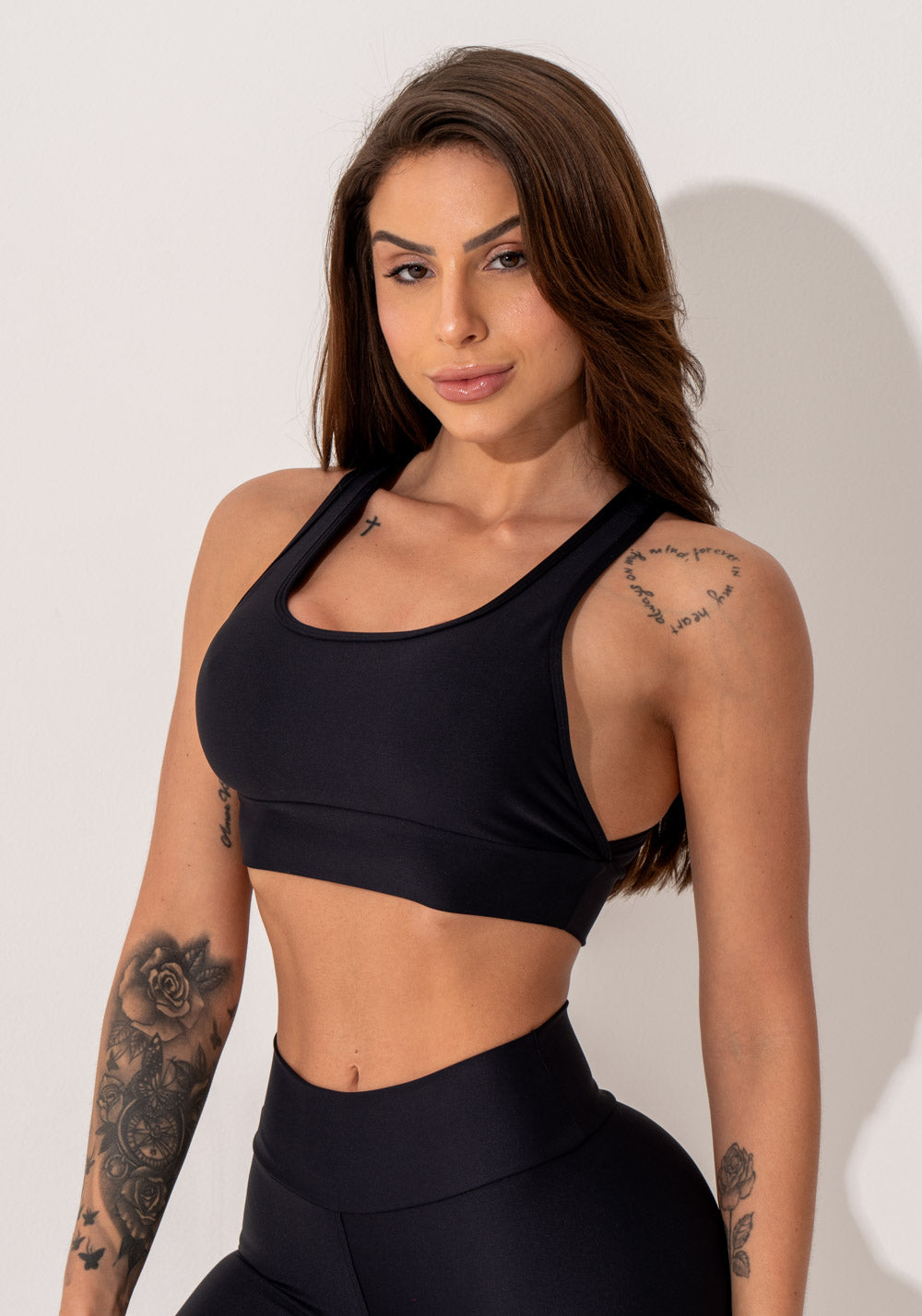 Top Fitness Feminino Preto Com Alças Cruzadas Nas Costas Intense Dlk