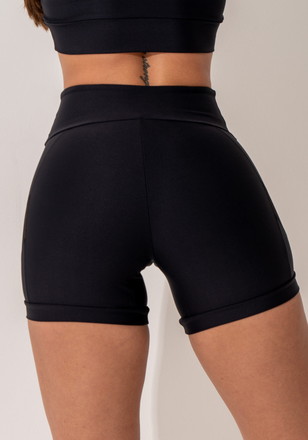 Short Fitness Feminino Preto Com Recorte Lateral Em Tule Intense Dlk