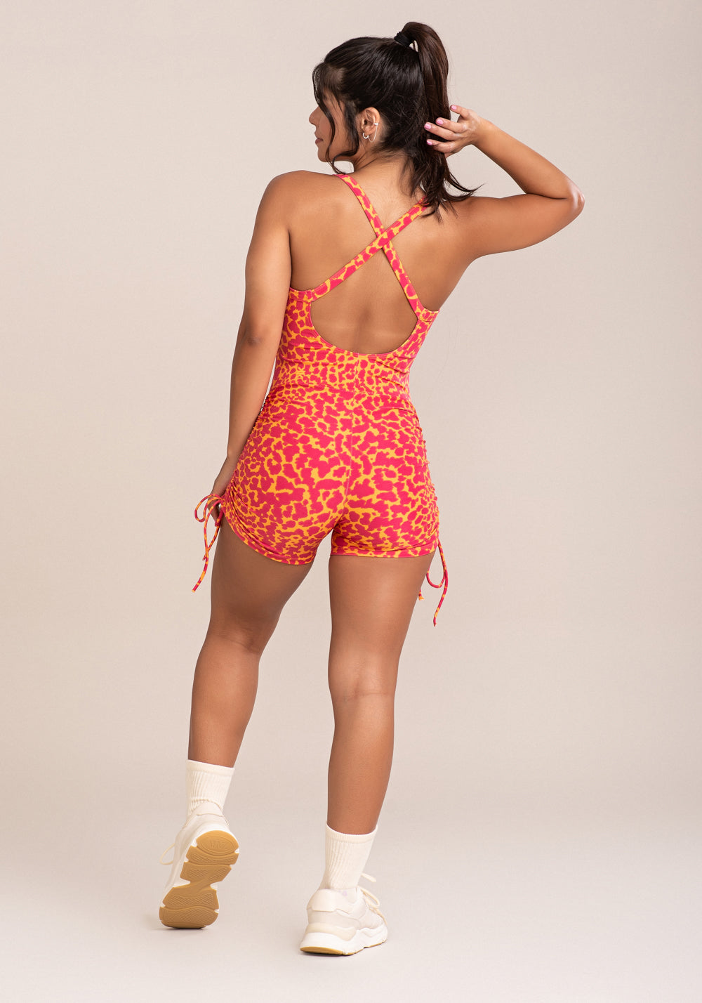 Macacão Curto Fitness Feminino Euphoria Com Franzido E Amarração Estampa Spot Orange Dlk