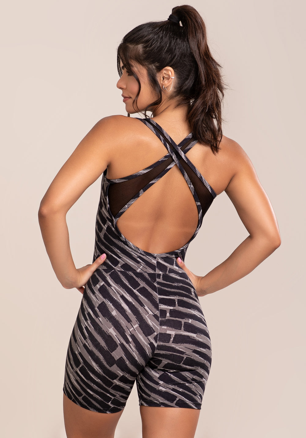 Macacão Curto Fitness Feminino Euphoria Com Recortes Em Tule Estampa Brush Black Dlk