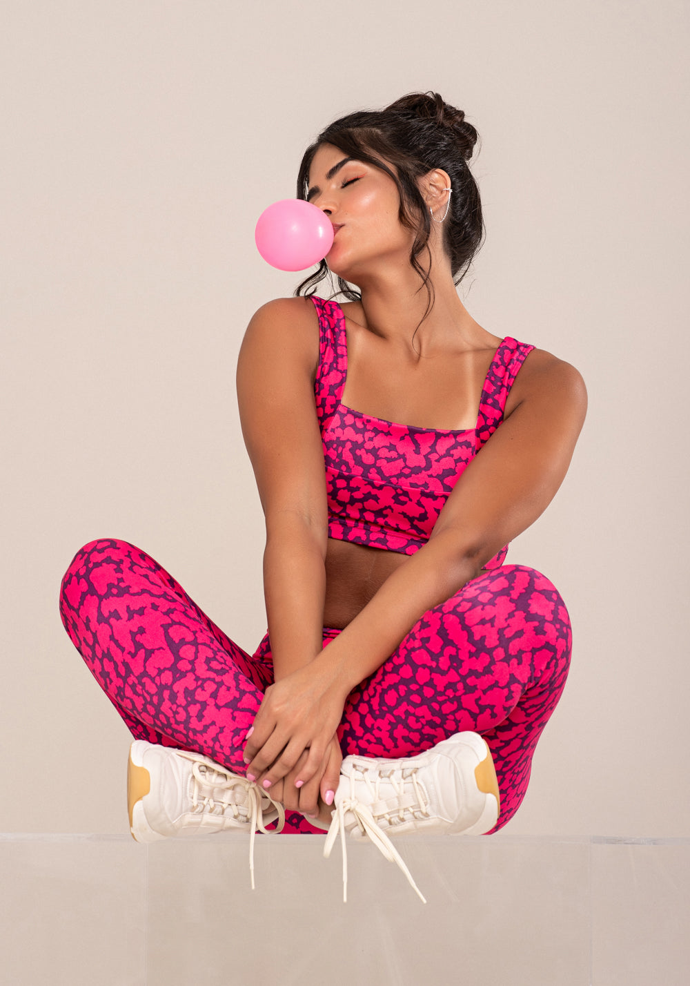 Top Fitness Feminino Euphoria Com Decote Reto Estampa Spot Pink Dlk