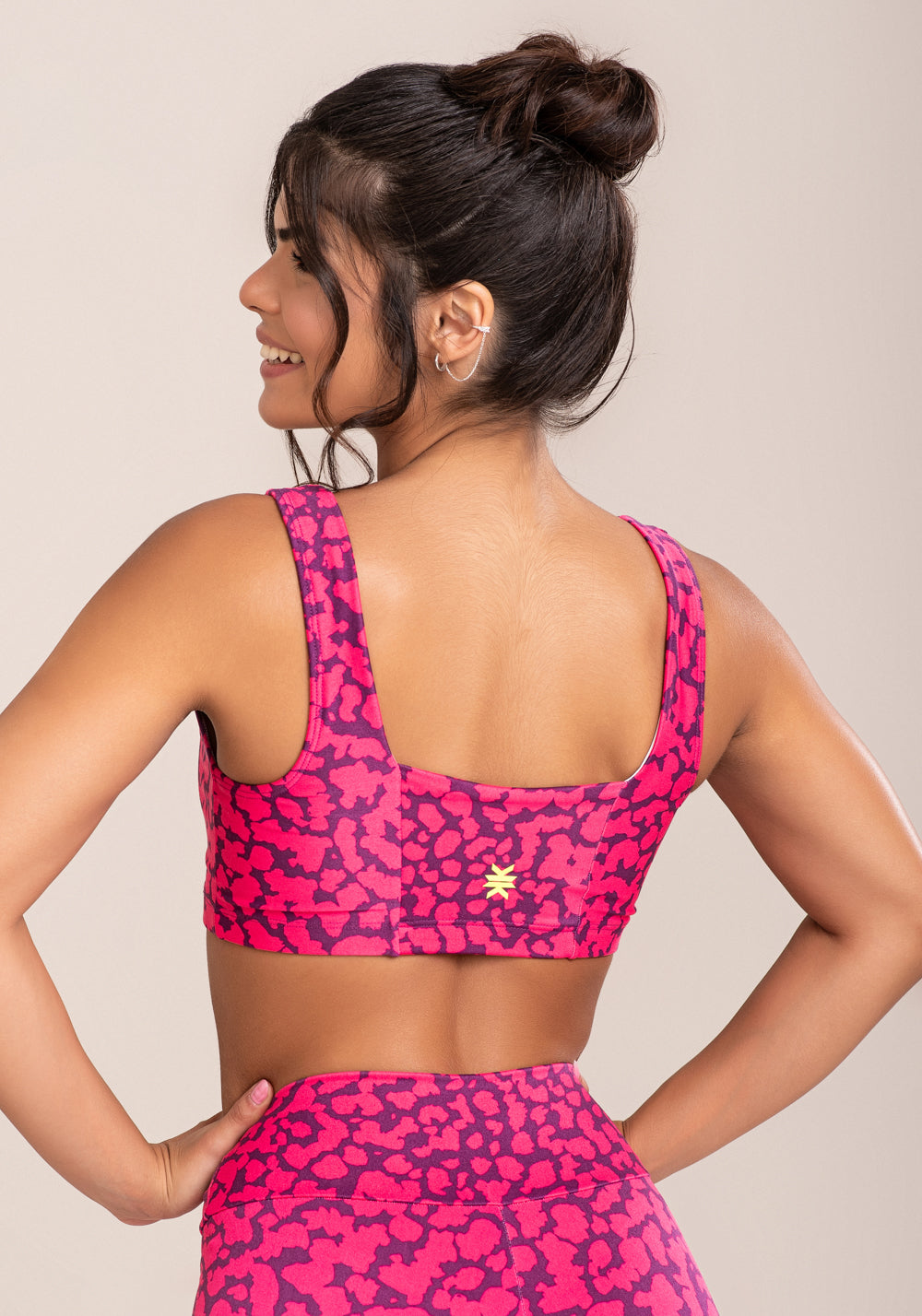 Top Fitness Feminino Euphoria Com Decote Reto Estampa Spot Pink Dlk