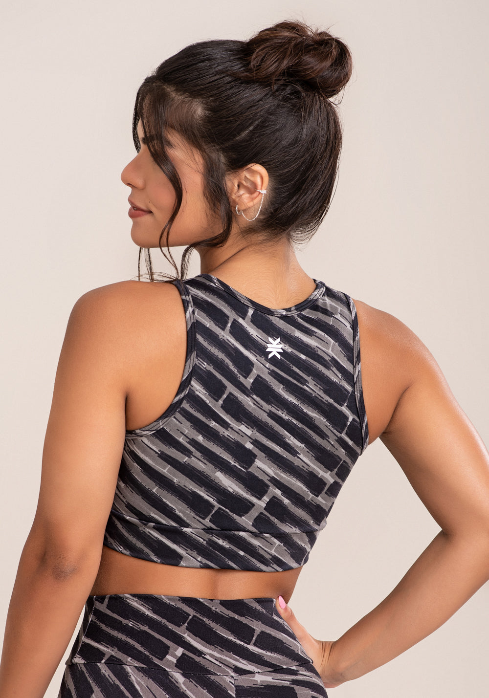 Top Fitness Feminino Euphoria Com Recortes Em Tule Estampa Brush Black Dlk