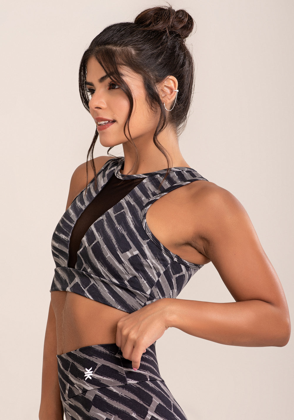 Top Fitness Feminino Euphoria Com Recortes Em Tule Estampa Brush Black Dlk