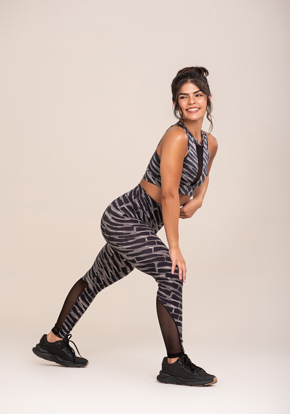 Legging Fitness Feminina Euphoria Com Recortes Em Tule Estampa Brush Black Dlk