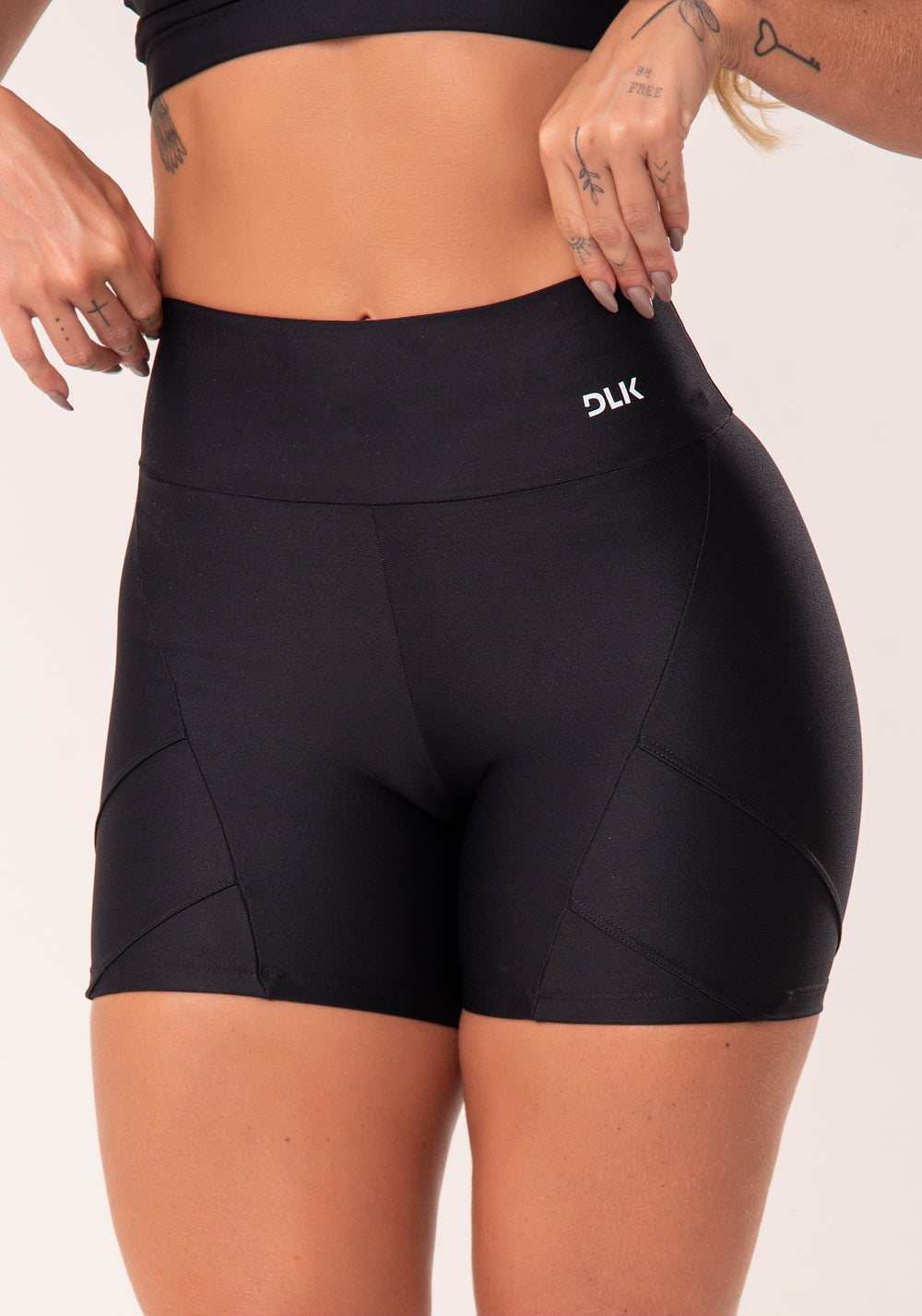 Short Preto Com Recorte Duplo Lateral Básico Dlk