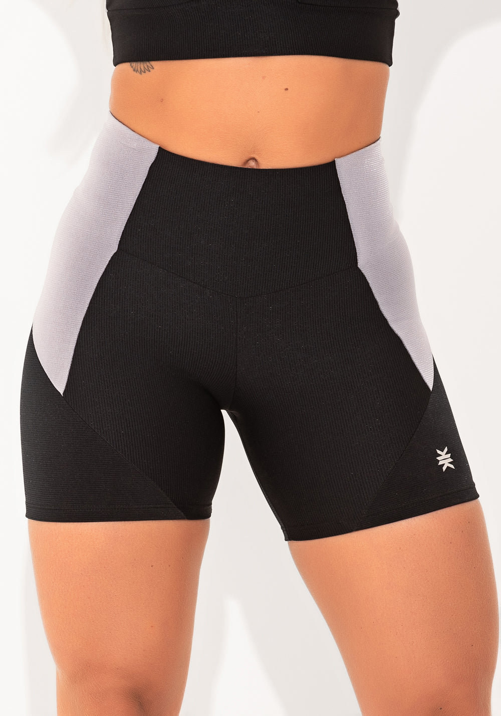 Short Fitness Feminino Preto E Cinza Com Recortes Canelado Elegance Dlk