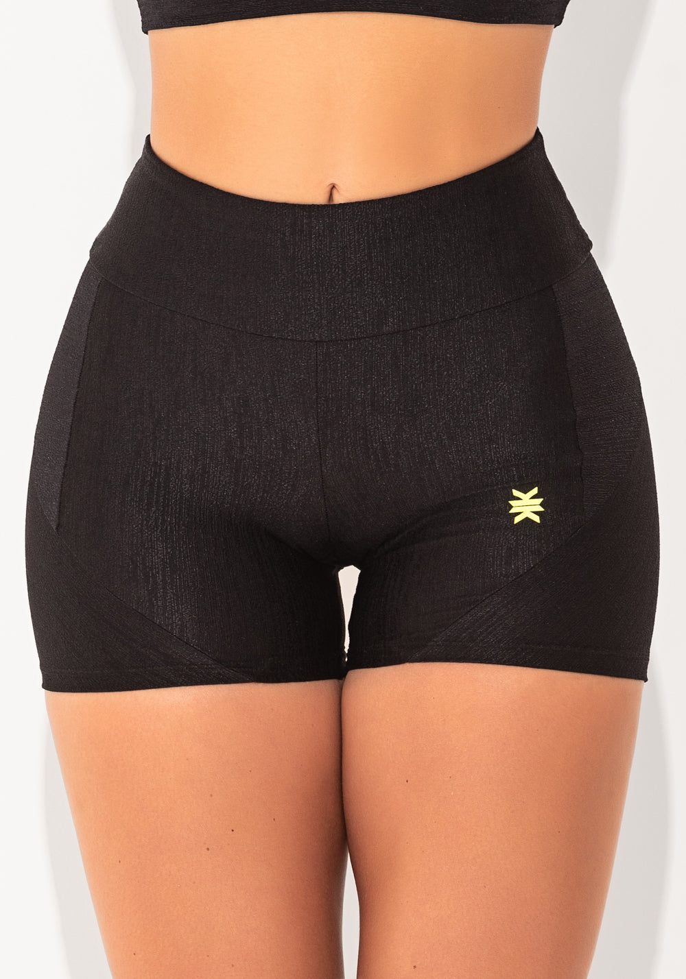 Short Fitness Feminino Preto Texturizado Com Recortes Elegance Dlk