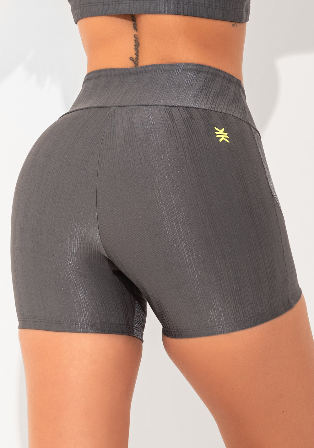 Short Fitness Feminino Chumbo Texturizado Com Recortes Elegance Dlk