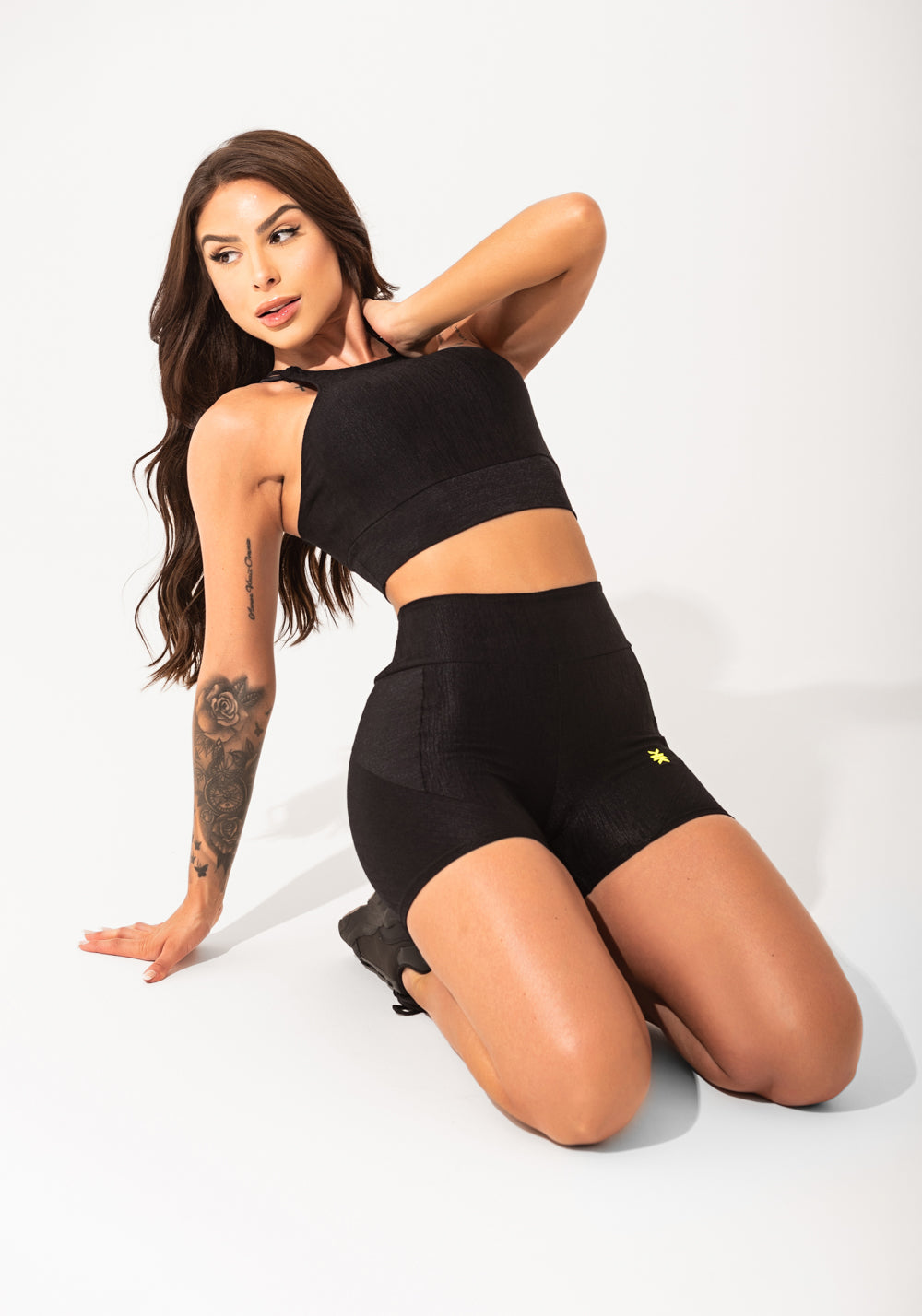 Top Fitness Feminino Preto Texturizado Com Alças Cruzadas Elegance Dlk