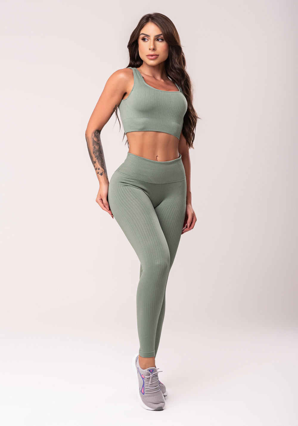 Top Fitness Feminino Verde Com Bojo E Alças Largas Seamless Dlk