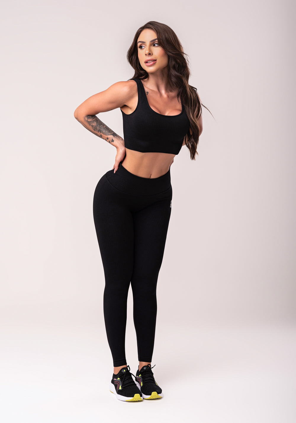 Top Fitness Feminino Preto Com Bojo E Alças Largas Seamless Dlk