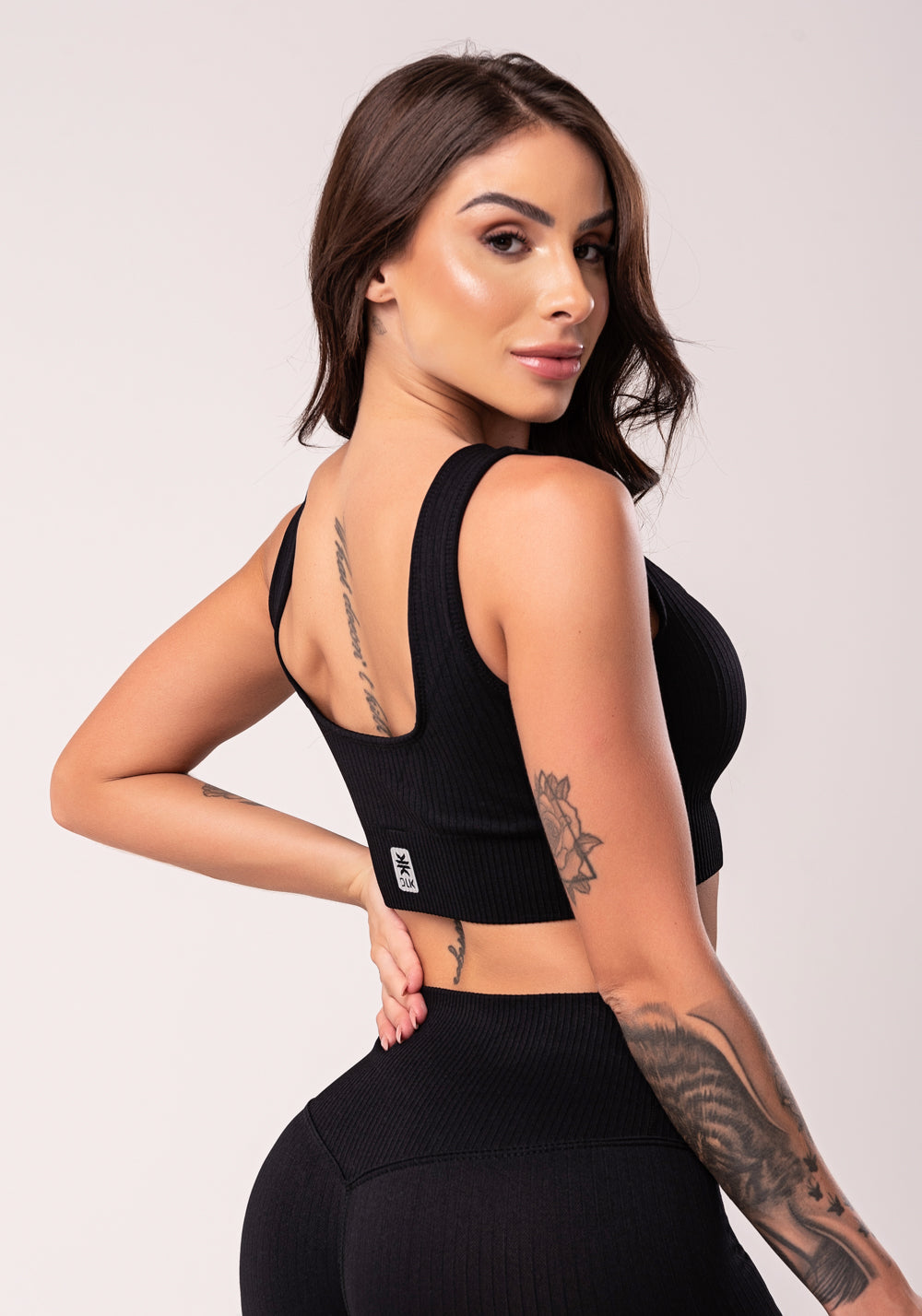 Top Fitness Feminino Preto Com Bojo E Alças Largas Seamless Dlk