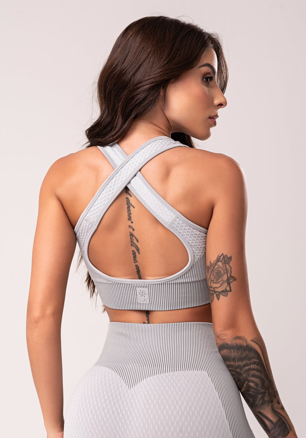 Top Fitness Feminino Cinza Texturizado Com Bojo E Alças Cruzadas Seamless Dlk