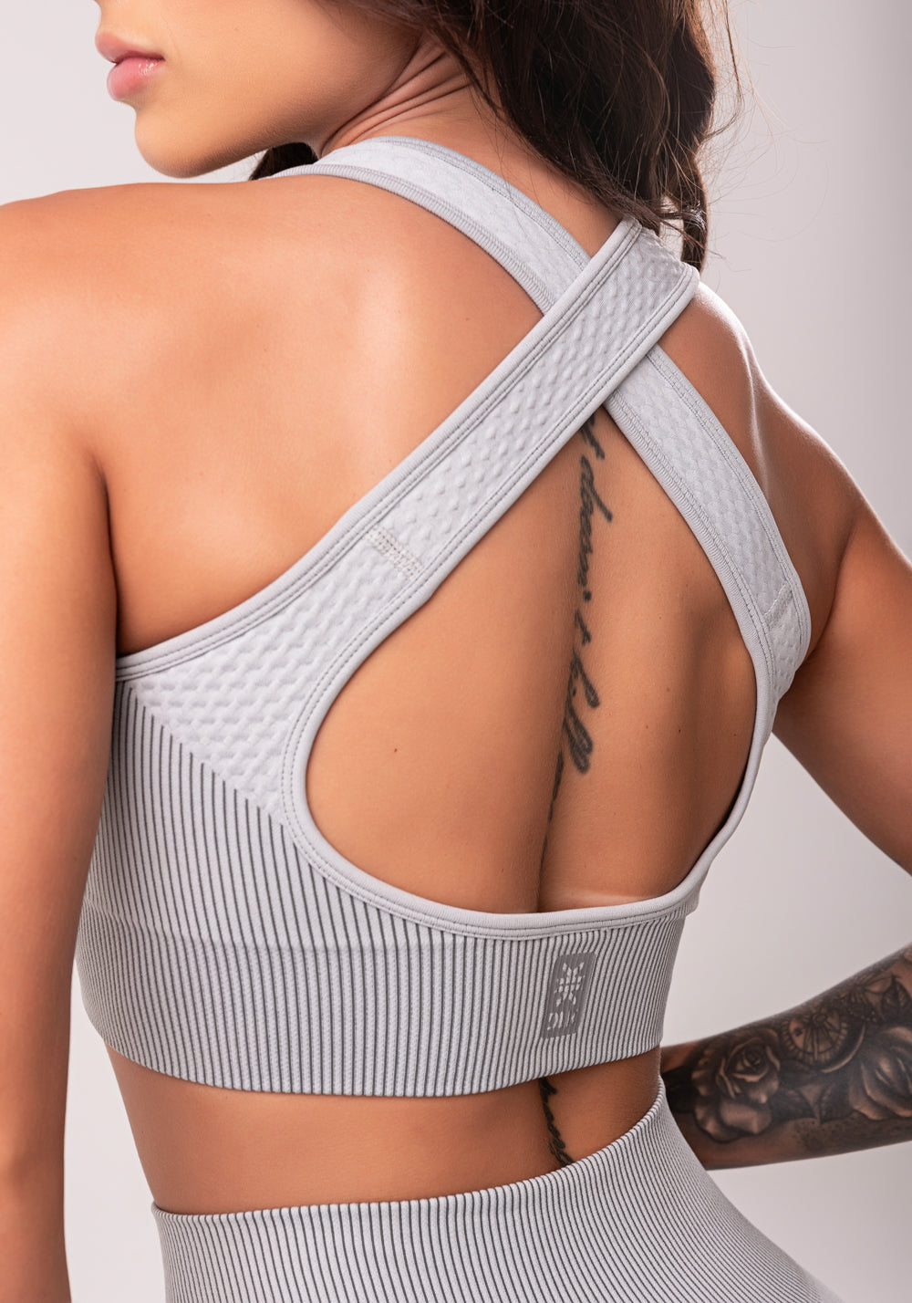 Top Fitness Feminino Cinza Texturizado Com Bojo E Alças Cruzadas Seamless Dlk