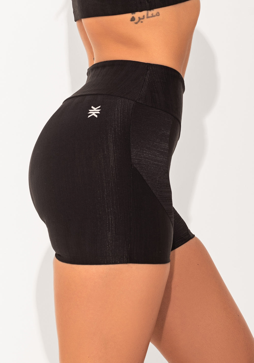 Short Fitness Feminino Preto Texturizado Com Recortes Elegance Dlk