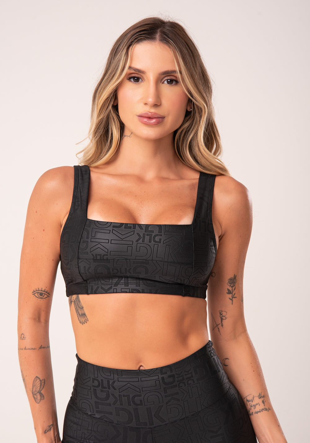 Top Shine Texturizado Decote Reto Preto Dlk