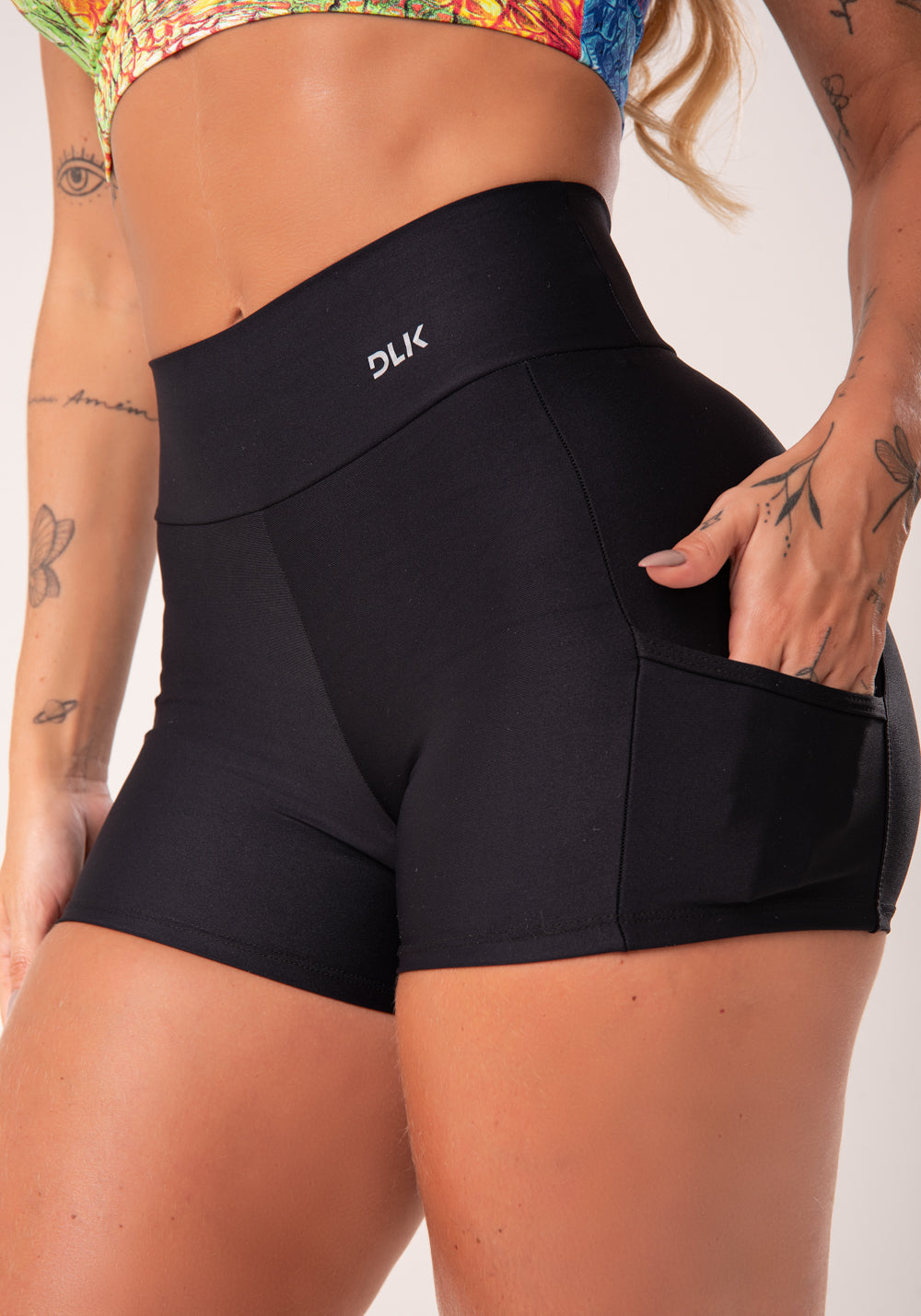 Short Preto Com Recortes E Bolsos Básico Dlk