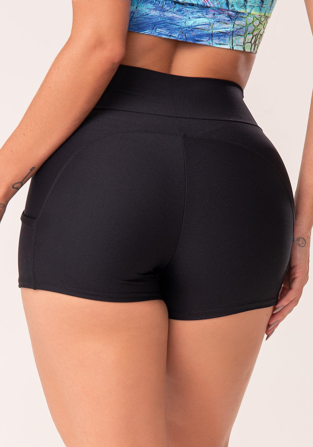 Short Preto Com Recortes E Bolsos Básico Dlk