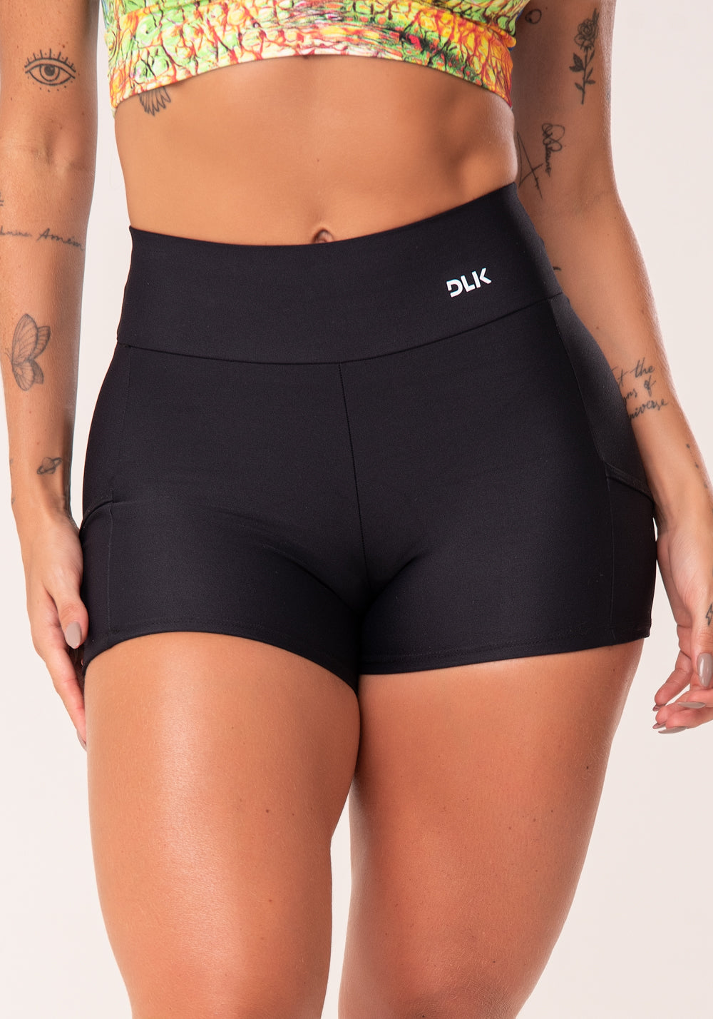 Short Preto Com Recortes E Bolsos Básico Dlk