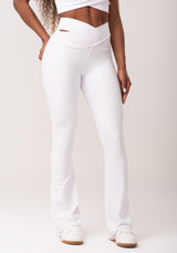 Calça Flare Branco Com Cós Transpassado New Age Dlk