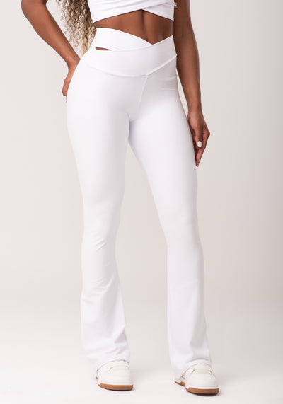 Calça Flare Branco Com Cós Transpassado New Age Dlk