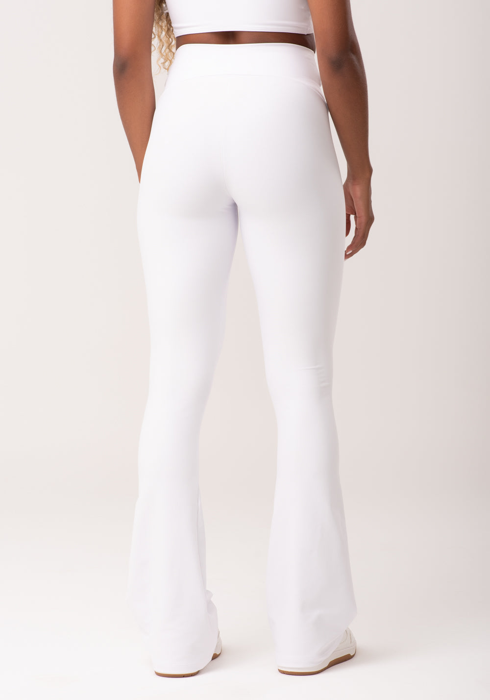 Calça Flare Branco Com Cós Transpassado New Age Dlk