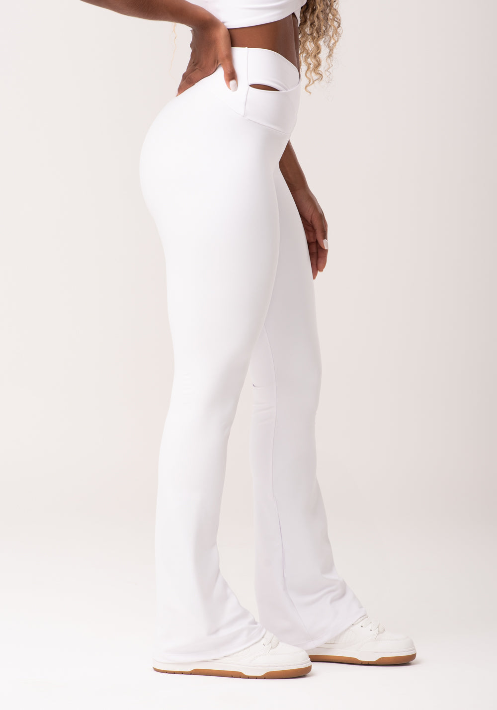 Calça Flare Branco Com Cós Transpassado New Age Dlk